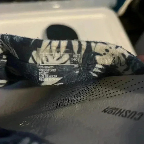 Clarks Blue and White Cushion Soft CloudSteppers Size 8 Flip Flips - Picture 4 of 6